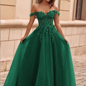 Elegant Green Off-Shoulder Tulle Gown, prom quinceanera dress, size 2. New